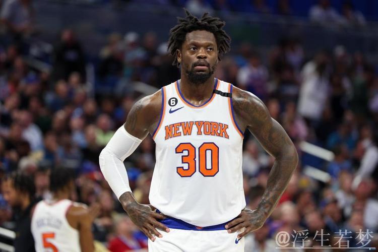 兰德尔半场16分钟砍下19分5篮板2助攻,命中率50%。 兰德尔半场16分钟砍下19分5篮板2助攻,命中率50%。